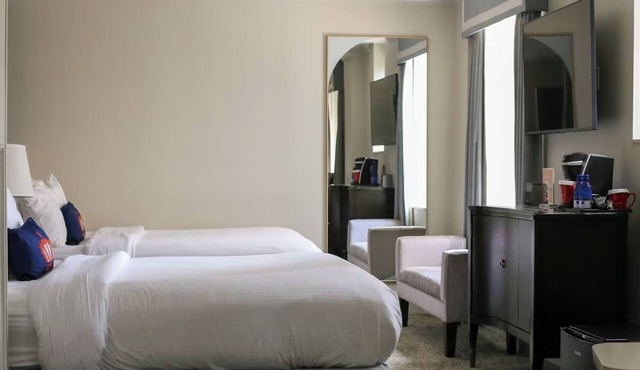 3 Vintage-Inspired Downtown Rooms Near Blumenthal Theaters and Events