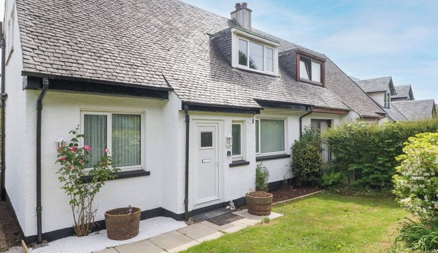 3 WHIN BANK, pet friendly, with open fire in Balvicar, Isle Of Seil