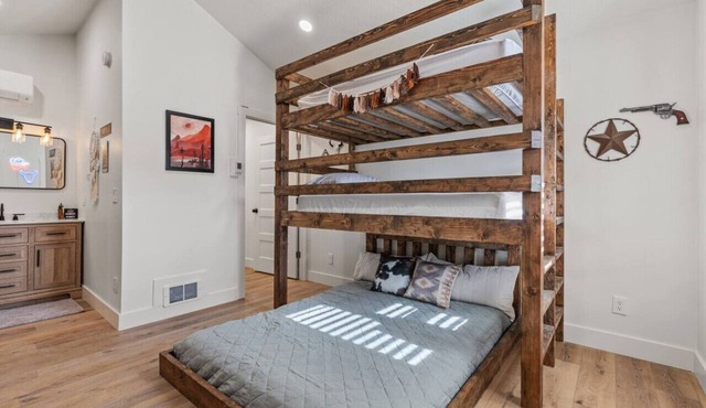 #3 Wild West Cabin! Newly Remodeled! AC! Sleeps 4!