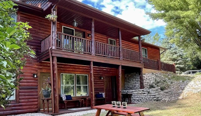 30 acres, steam sauna, hot tub, near 3 lakes & Arcadia Bluffs Golf, 7 beds