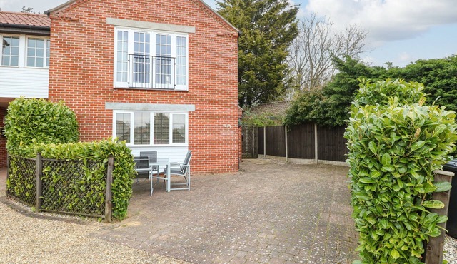 30 BURTONS MILL, pet friendly, with a garden in Stalham