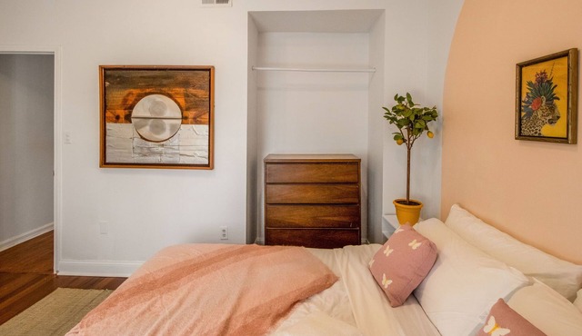 30-Day+ Executive 2Bd in Capitol Hill. Quiet, Furnished, Parking, Near H Street