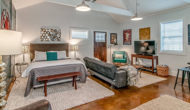 30+ DAY FURNISHED HOUSE - Robertson Cottage - 5 Miles from Downtown!!