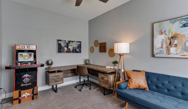 30+ Day Heaven! Pets! Garage! Fenced Yard! Parks!