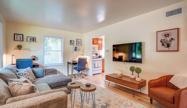 30 Day Minimum. Entire House, Deck, close to Hosp.