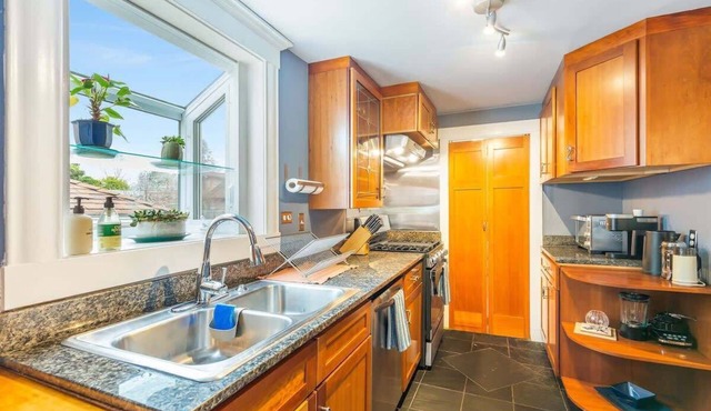 30+ Day Rental | 20 mins DT | Pets OK | Office