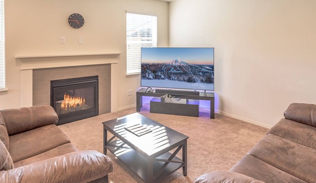 30+ day rental in Bend w/private hot tub ~ Fireplace! Close to Old Mill!