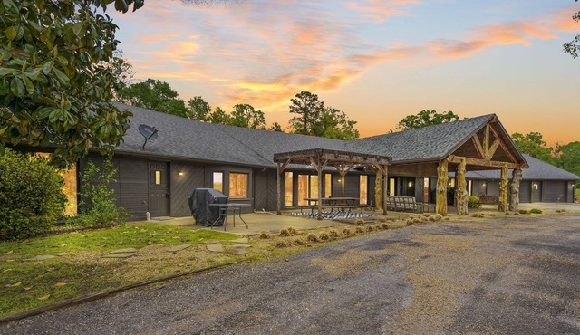 30-Day Rental, Nestled in Ozark Mountains on 1.6 Acres, Games, Fire Pit