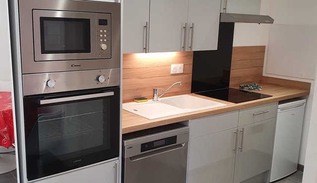 30 m2 furnished apartment near shops and metro