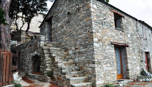 30 metres from the sea, traditional fisherman's cottage with sea-view terrace