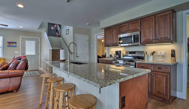 30 Mi to Crested Butte: Dog-friendly Home By River