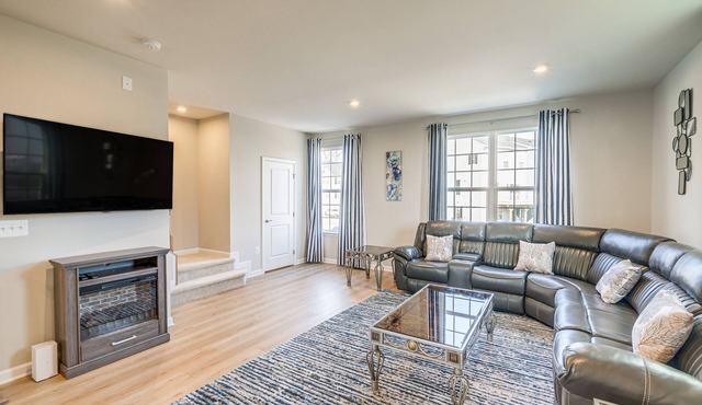 30 Mi to Downtown DC: Charming Dale City Townhome!