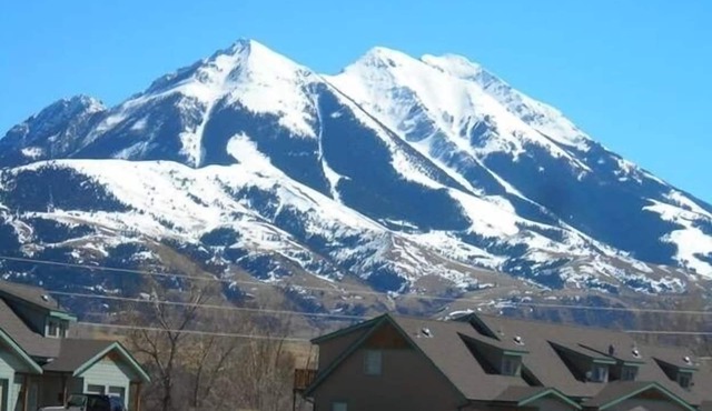 30 Miles from Yellowstone Park! View is Breathtaking!