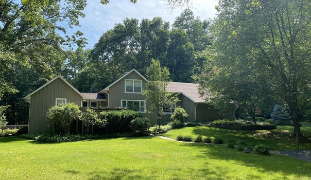 30 min from Notre Dame + Hottub, 10 acre estate and game room