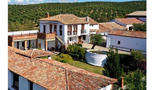 30 min from Puy de Fou. Swimming pool, bbcoa,A/C,free Wifi, garden, terrace with view