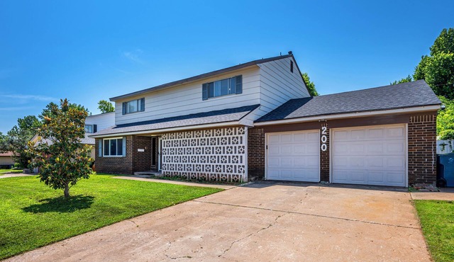 30 min to OU! Spacious 5 bedroom home with Private Pool and Hot Tub