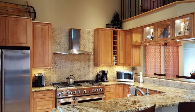 30 min to Schweitzer. Sleeps 12, Hot Tub, Movie Theater Room!