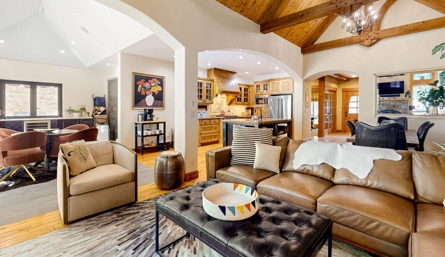 30 mins to Bachelor, 8 Mins to Old Mill - hot tub, fireplaces, open living space
