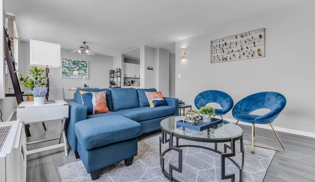 30 mins to downtown stunning high rise condo! close to Midway Airport, Shopping.