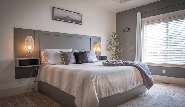 30 minutes from Park City- Hot tub, Theater Room, Sleeps 16