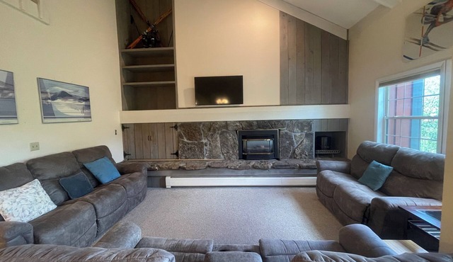 30 Night Min. 2 bedrooms plus loft , sleep 8!