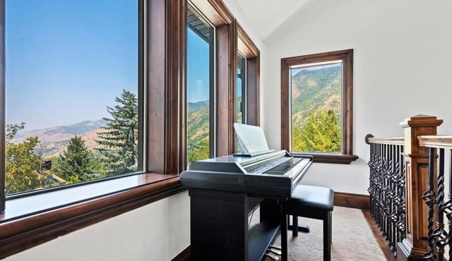 *30 night min* Luxury Mansion * Hot Tub * Views * Theater * Game Room