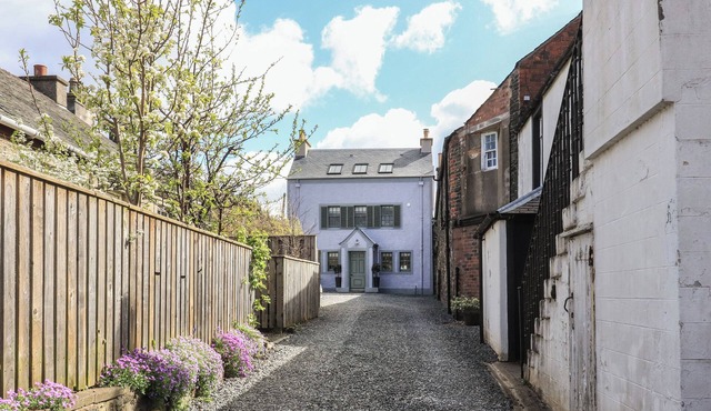 30 NORTHGATE, pet friendly, luxury holiday cottage in Peebles