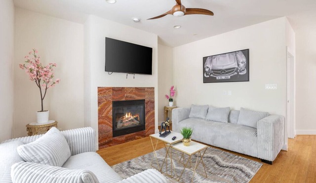 30% Off - 3 Bed Townhome- Oak Lawn - Pet Friendly