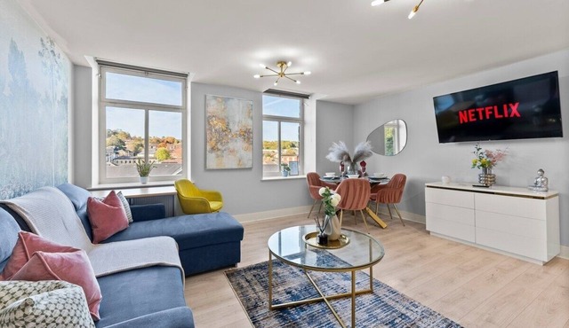 30% off! Sleek Apartment - 10 Minutes From Leeds