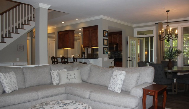 30% off until June WOW! Walk to Ritz, Fronts Golf Course, 3 King Beds, Book Now