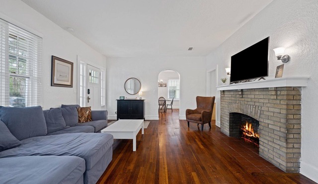 30 Seconds to Bars! l 3bd 2 bath l Private