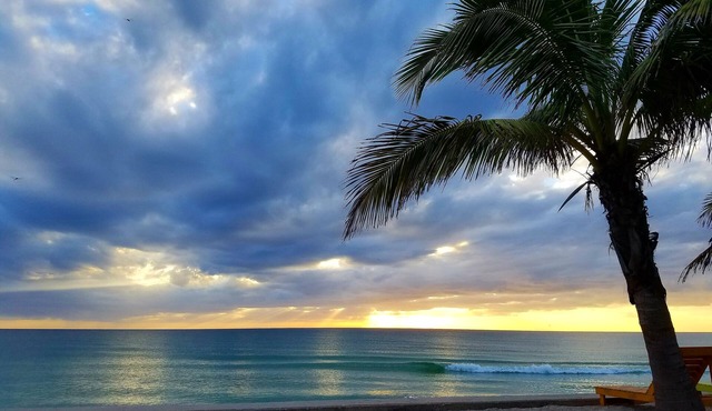 30 Seconds to Beach Path! Outdoor Tiki Bar w/TV! Kayaks, SUP's, Bikes & More!