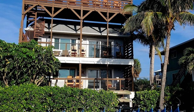 30 Seconds To Beach Path! Tiki Bar with outdoor TV! Bikes, Kayaks, Sups & more!