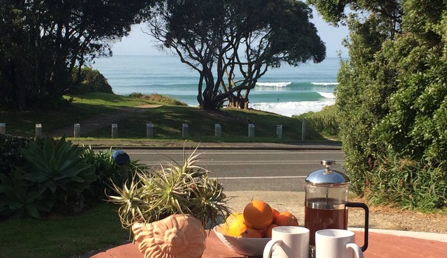 30 secs to the beach. Watch the waves from the deck