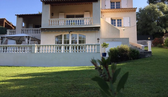 30 sq.m studio at garden level. Quiet villa in a green setting with terrace