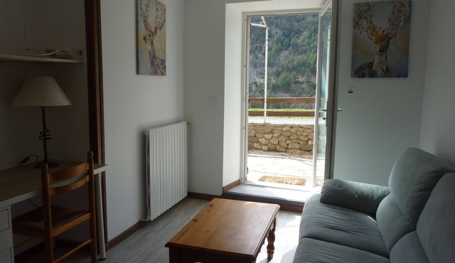 300 m from the river (swimming, canoe rental). View of the Gorges du Tarn