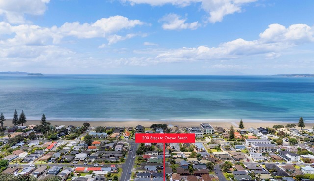 300 meters to Orewa Beach Holiday Home