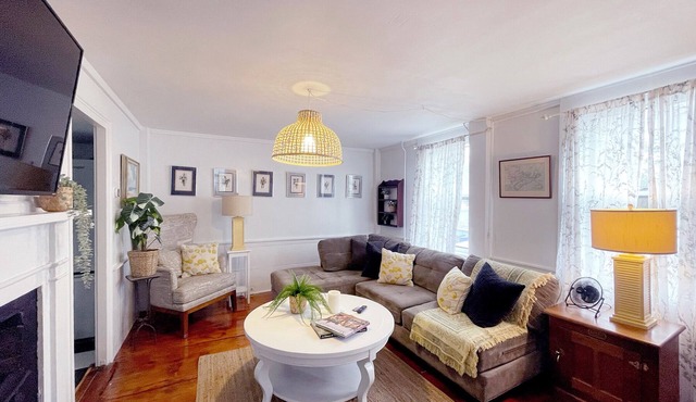 300 Year-Old Antique Home in Old Town, Ocean Peeks, Clawfoot Tub, Sleeps 7
