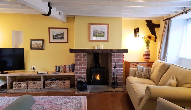 300 Year Old Cozy Retreat, walk to Pickering's Heart, SteamTrains, and Pub!