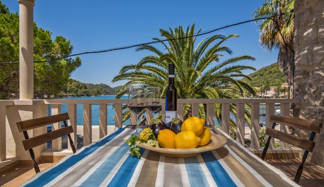 300 years old stone-villa on the waterfront, spacious rooms and best view