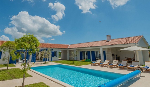 3000sqm plot, with 50 sqm heated pool, jacuzzi, 2 tennis courts