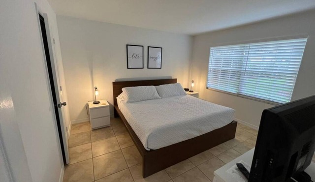 300B - Boca Retreat w/Pool, Parking, Near Evert Tennis & Shops