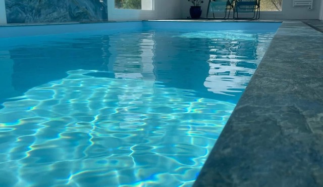 300m from beach, 29°C pool, 5 bdrms, 4 baths, quiet, spacious