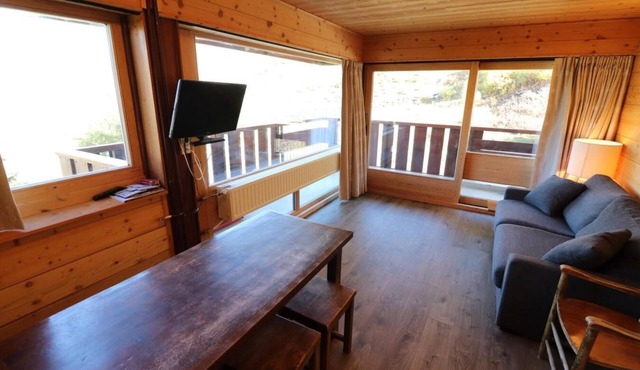 300m from resort center, 2nd floor, balcony, tv, ski locker, 40m², Tignes