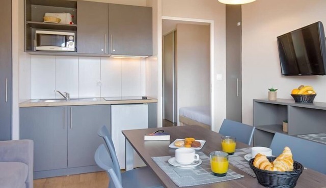 300m from ski slopes, balcony, parking, tv, ski locker, 35m², Pra Loup