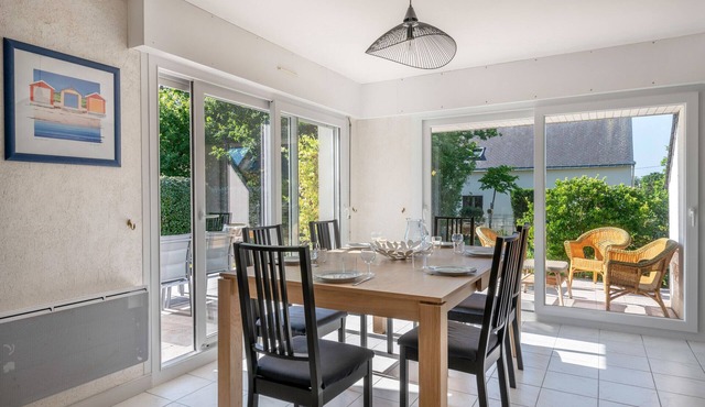 300m from the beach, great house for 8