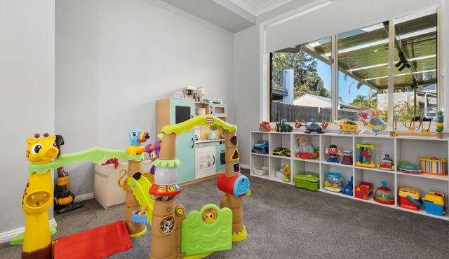 300m to Lake Macquarie. Minutes to the Central Coast