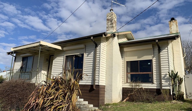 300m to Wombat Hill Gardens ,close to Convent Gallery and Lake Daylesford