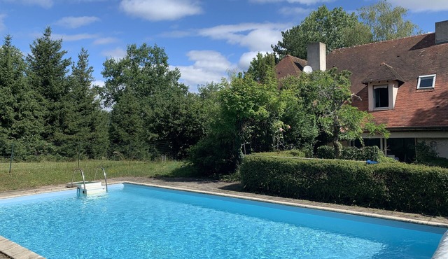 300m2 family home in 1ha wooded park on the heights of Vichy