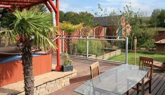 302 OVER LANE COTTAGE, pet friendly, with hot tub in Belper